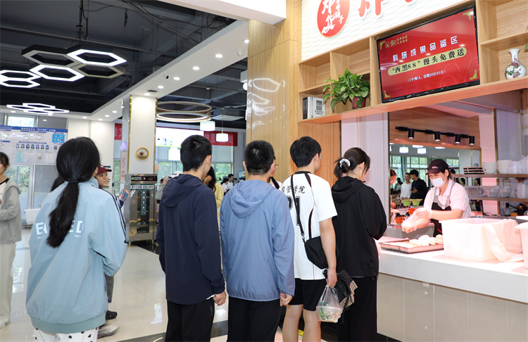 4000余斤彩色小麥“西黑88”，從實驗田走上餐桌供師生免費品鑒